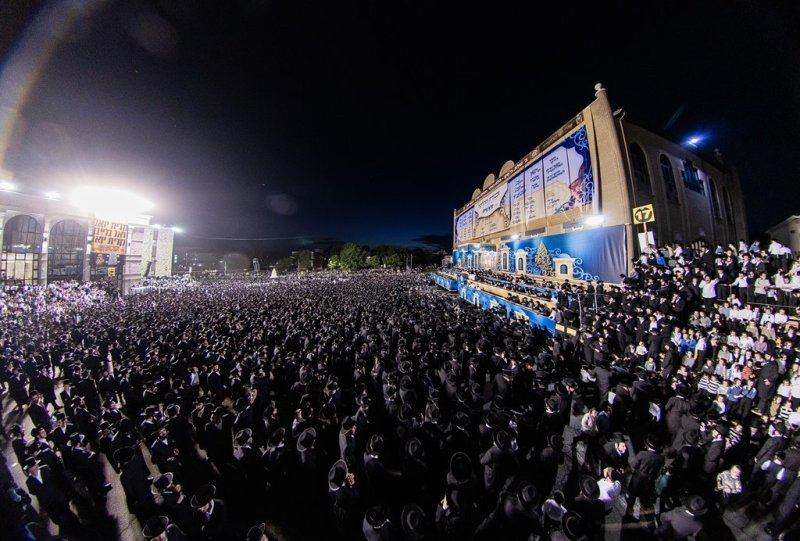 בחצרות סאטמר