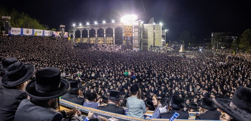 בחצרות סאטמר