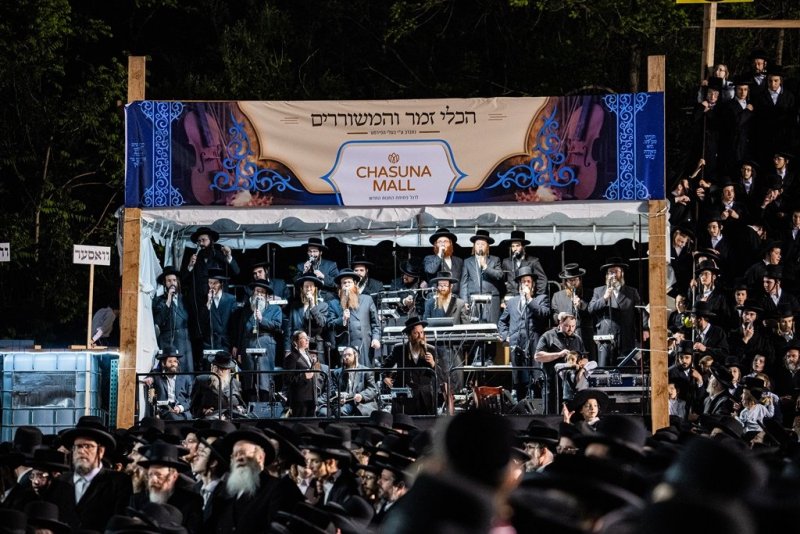 בחצרות סאטמר