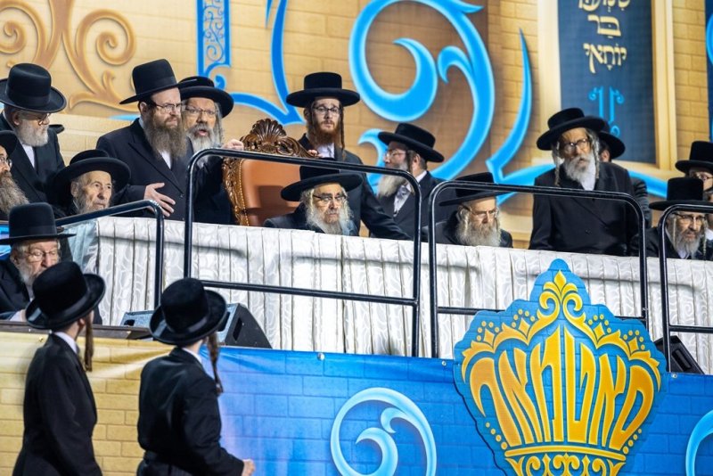 בחצרות סאטמר