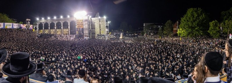 בחצרות סאטמר