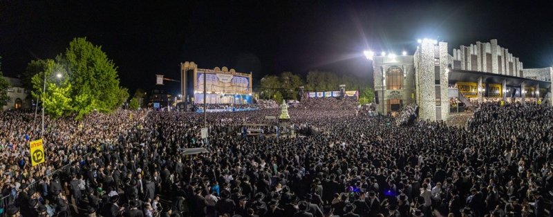 בחצרות סאטמר