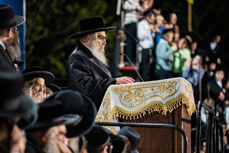 בחצרות סאטמר