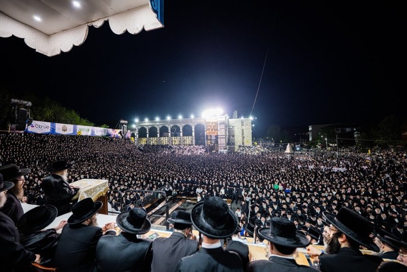 בחצרות סאטמר