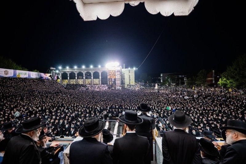 בחצרות סאטמר