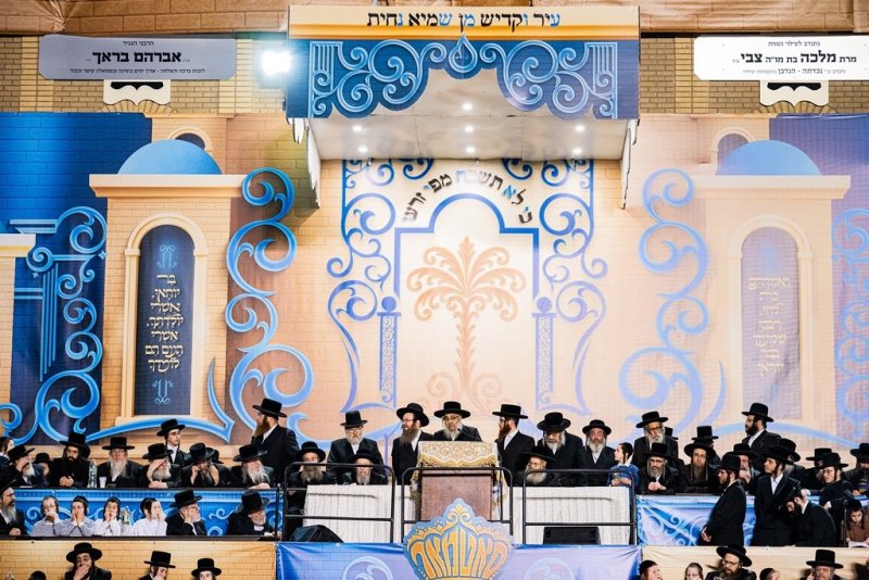 בחצרות סאטמר