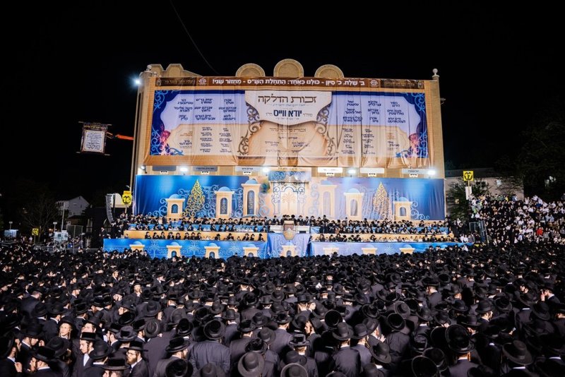 בחצרות סאטמר