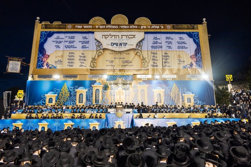 בחצרות סאטמר