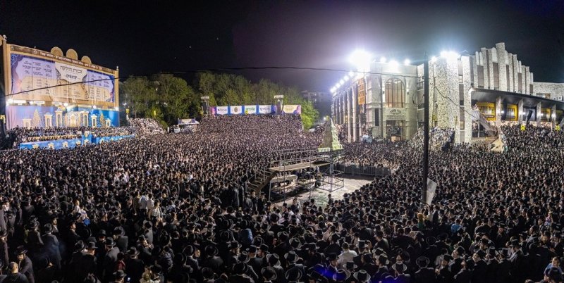 בחצרות סאטמר