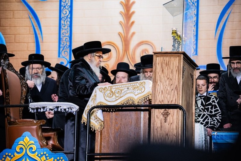 בחצרות סאטמר