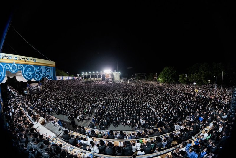 בחצרות סאטמר