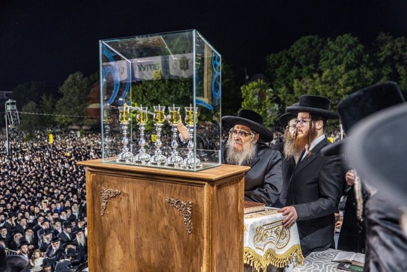 בחצרות סאטמר