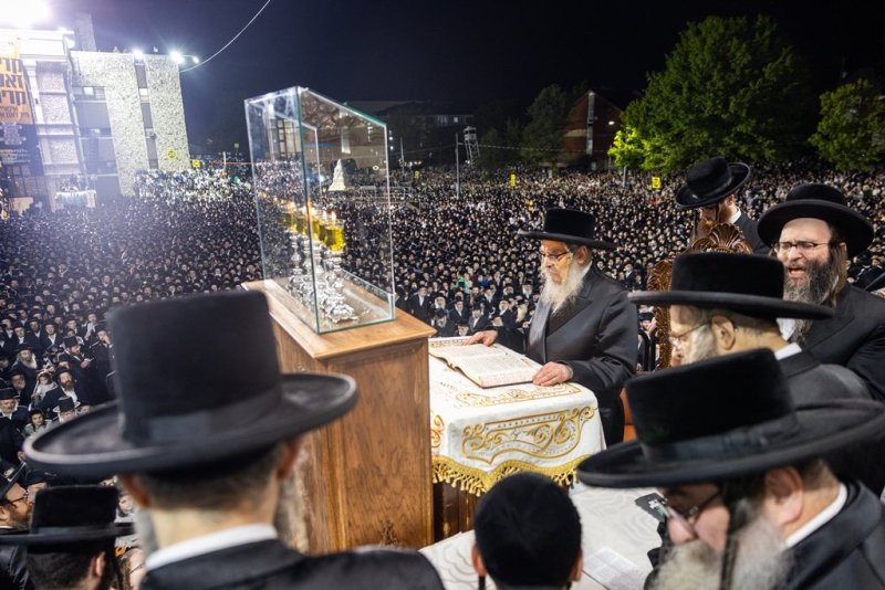 בחצרות סאטמר