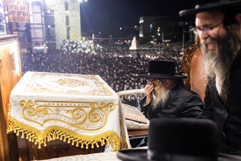 בחצרות סאטמר