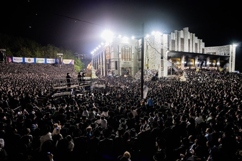 בחצרות סאטמר