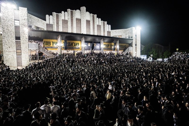 בחצרות סאטמר