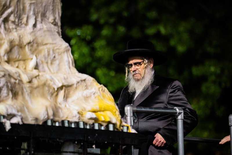 בחצרות סאטמר