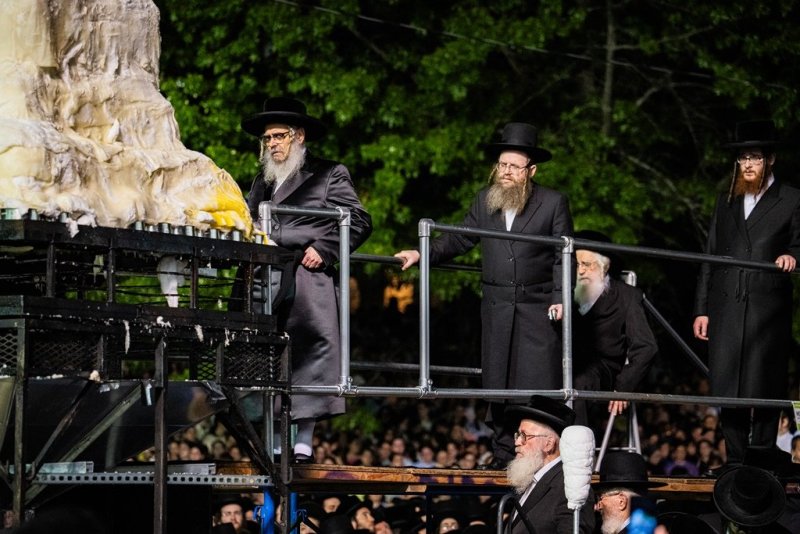 בחצרות סאטמר