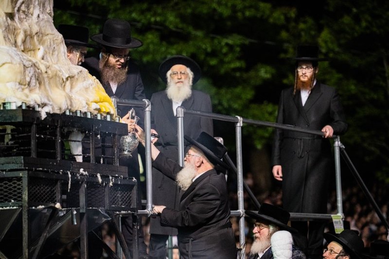 בחצרות סאטמר