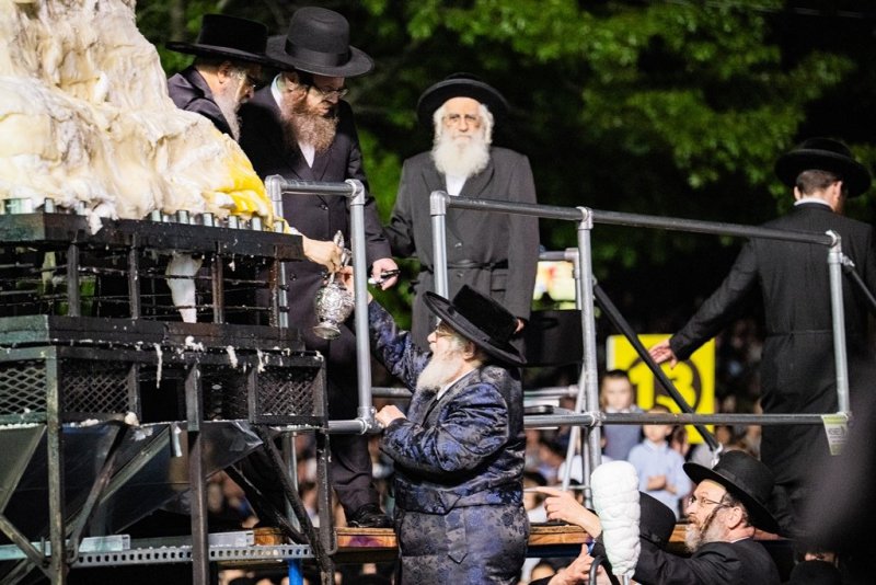 בחצרות סאטמר