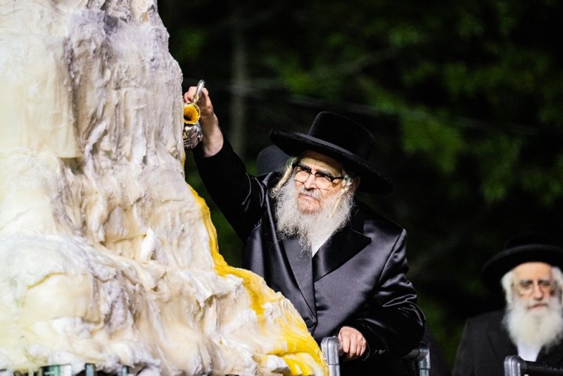 בחצרות סאטמר