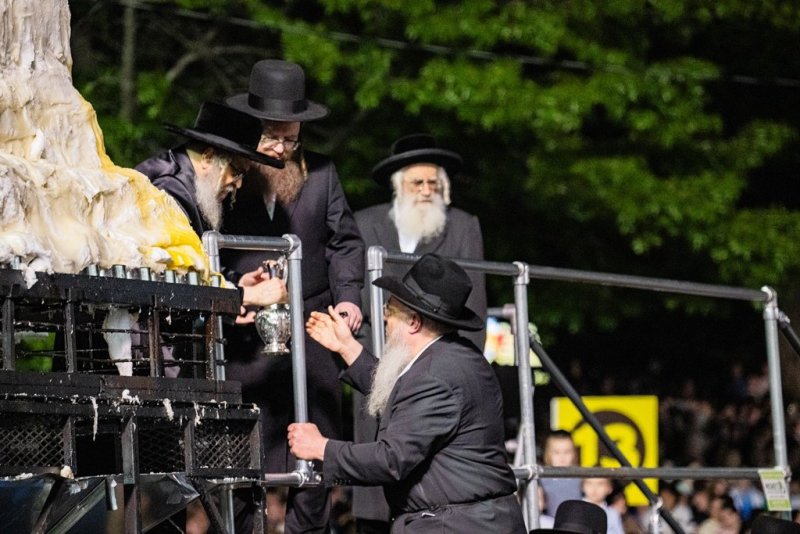 בחצרות סאטמר