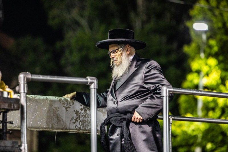 בחצרות סאטמר