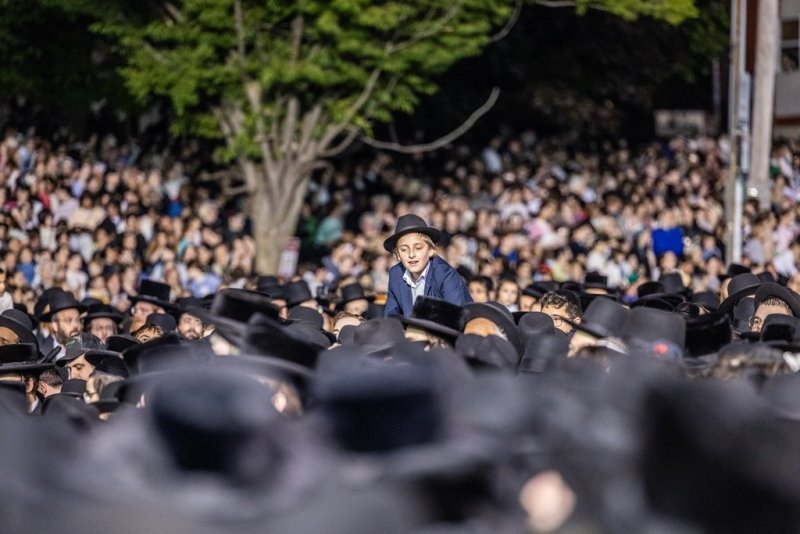 בחצרות סאטמר