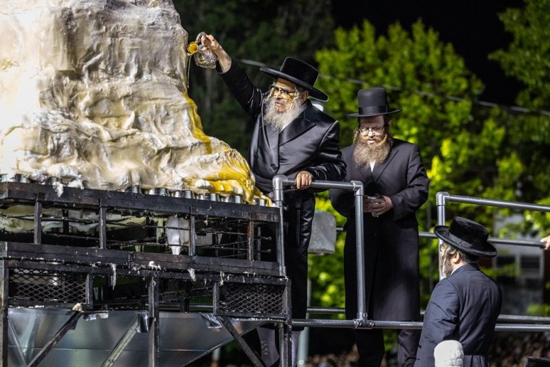 בחצרות סאטמר