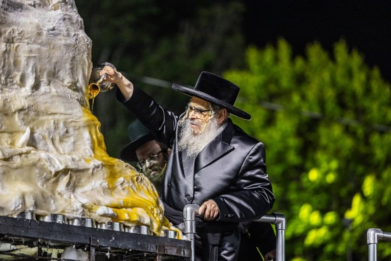 בחצרות סאטמר