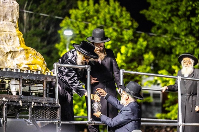 בחצרות סאטמר