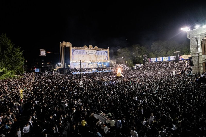 בחצרות סאטמר