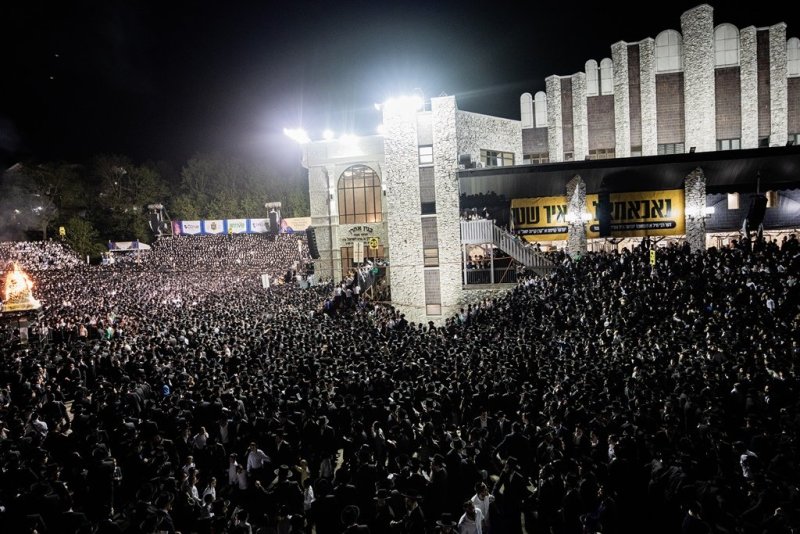 בחצרות סאטמר