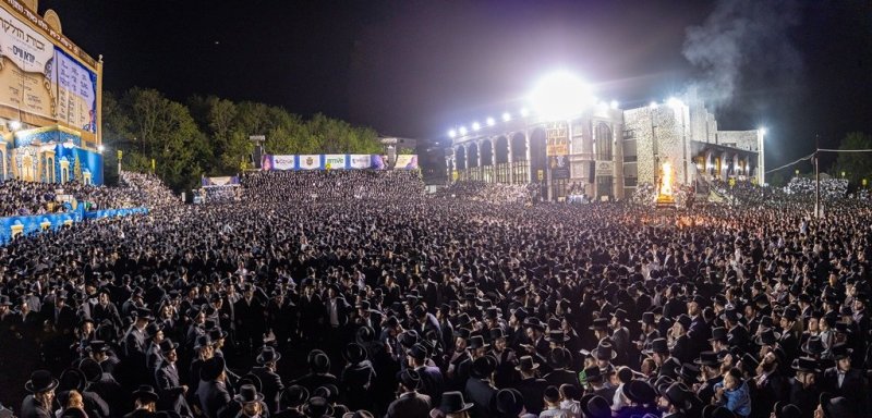 בחצרות סאטמר