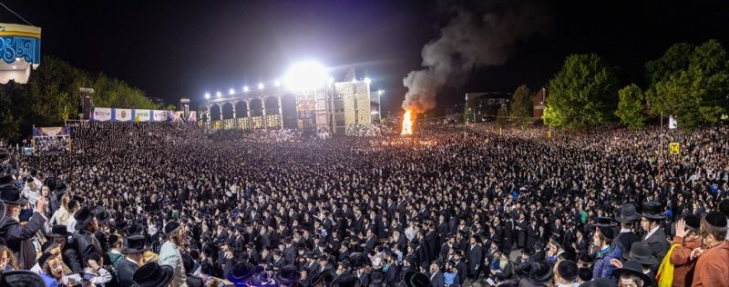 בחצרות סאטמר