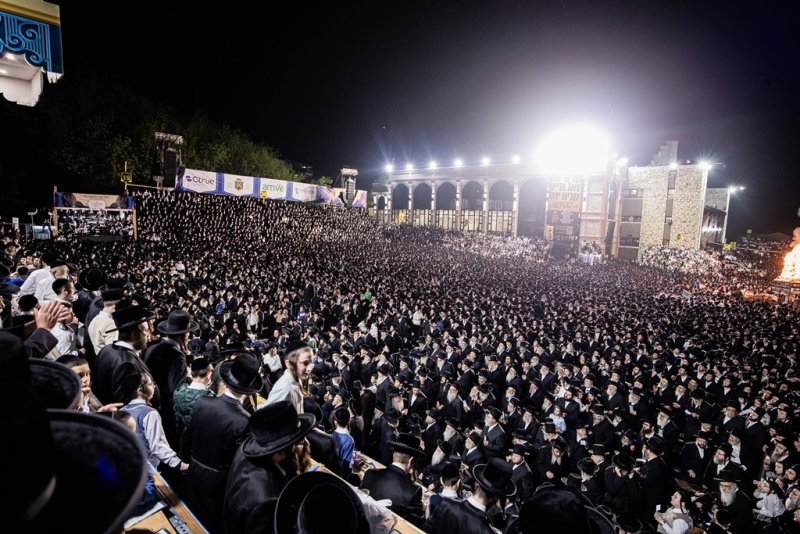 בחצרות סאטמר