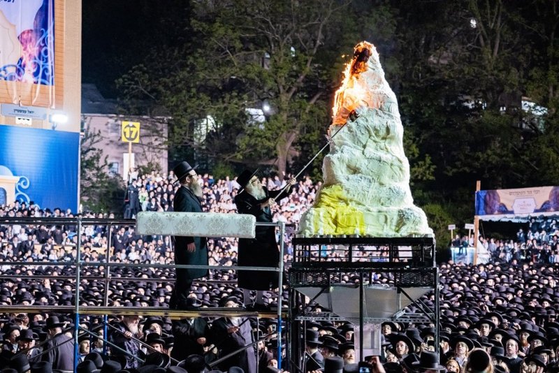 בחצרות סאטמר