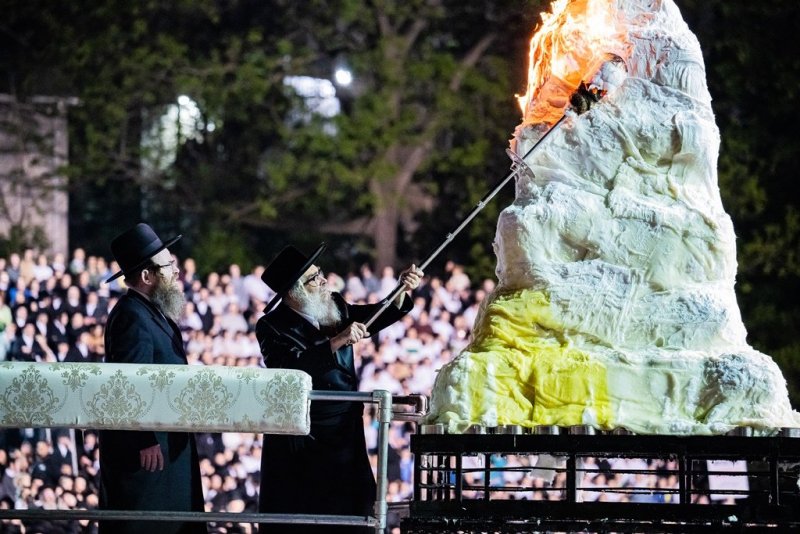 בחצרות סאטמר