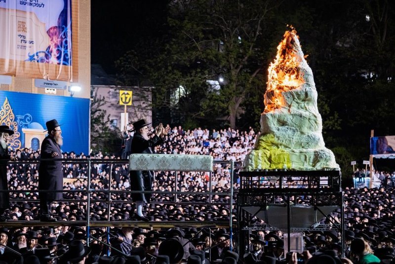 בחצרות סאטמר