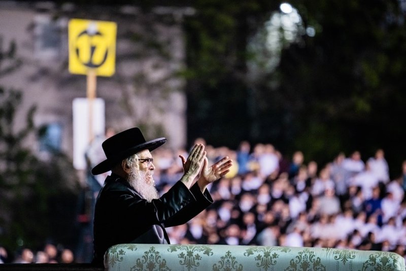 בחצרות סאטמר