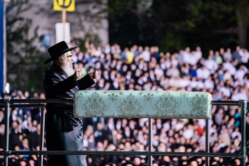 בחצרות סאטמר