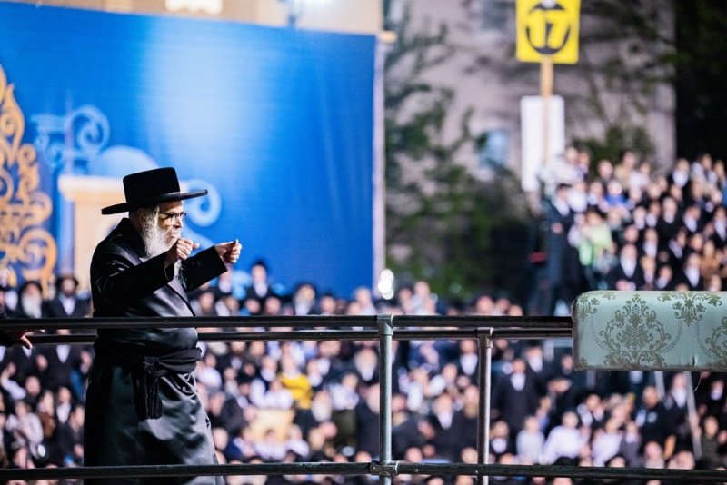 בחצרות סאטמר