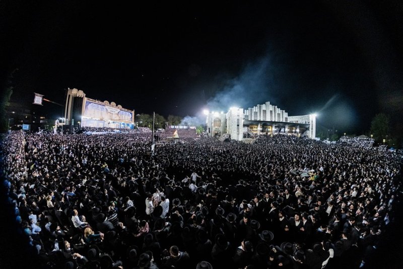 בחצרות סאטמר