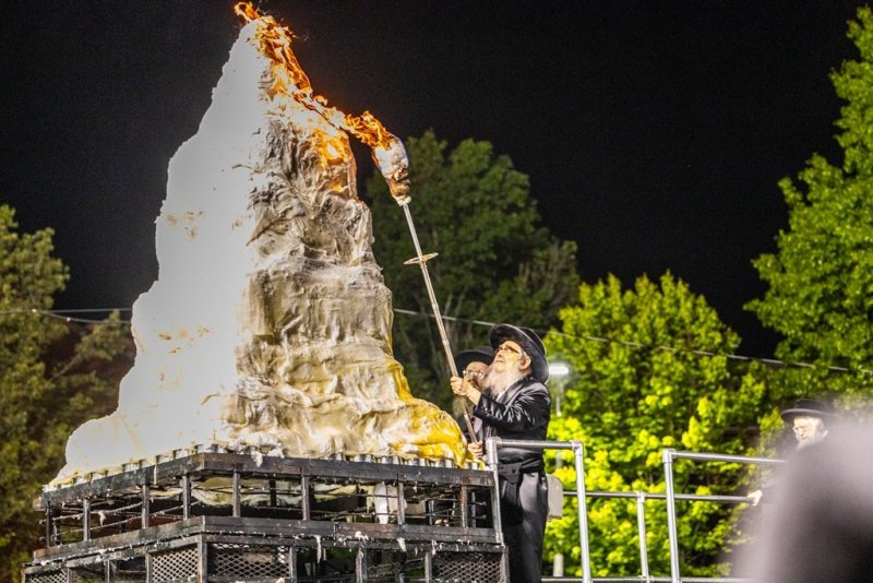 בחצרות סאטמר