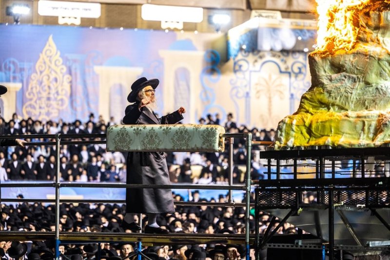 בחצרות סאטמר