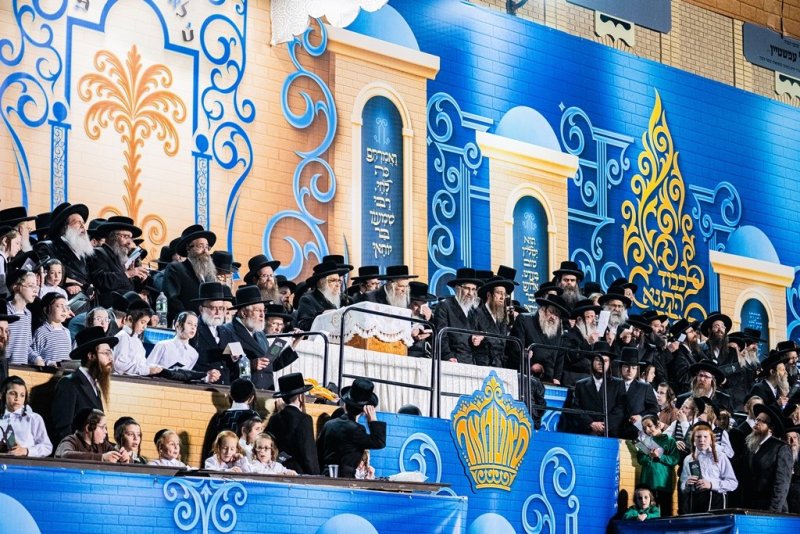 בחצרות סאטמר