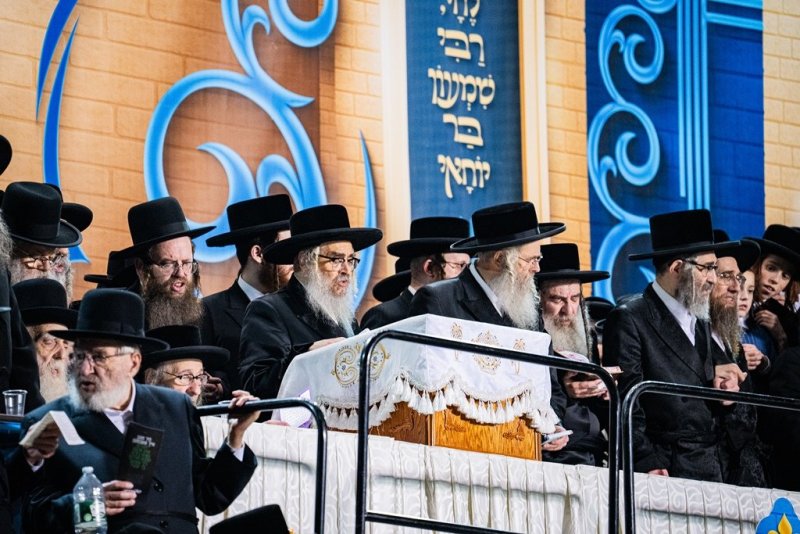 בחצרות סאטמר