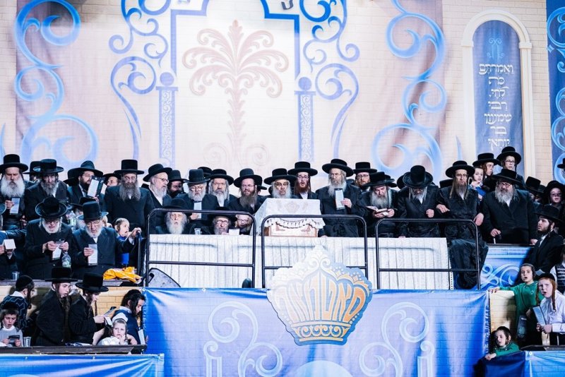 בחצרות סאטמר