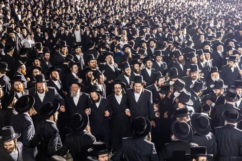 בחצרות סאטמר