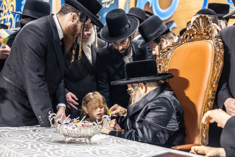 בחצרות סאטמר